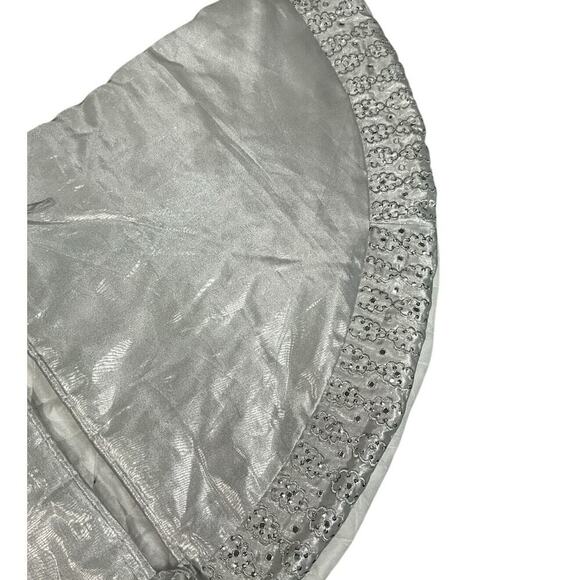 Santas Best Tree Skirt Silver Beautiful Snowflake Detailing Made in India - Picture 8 of 16